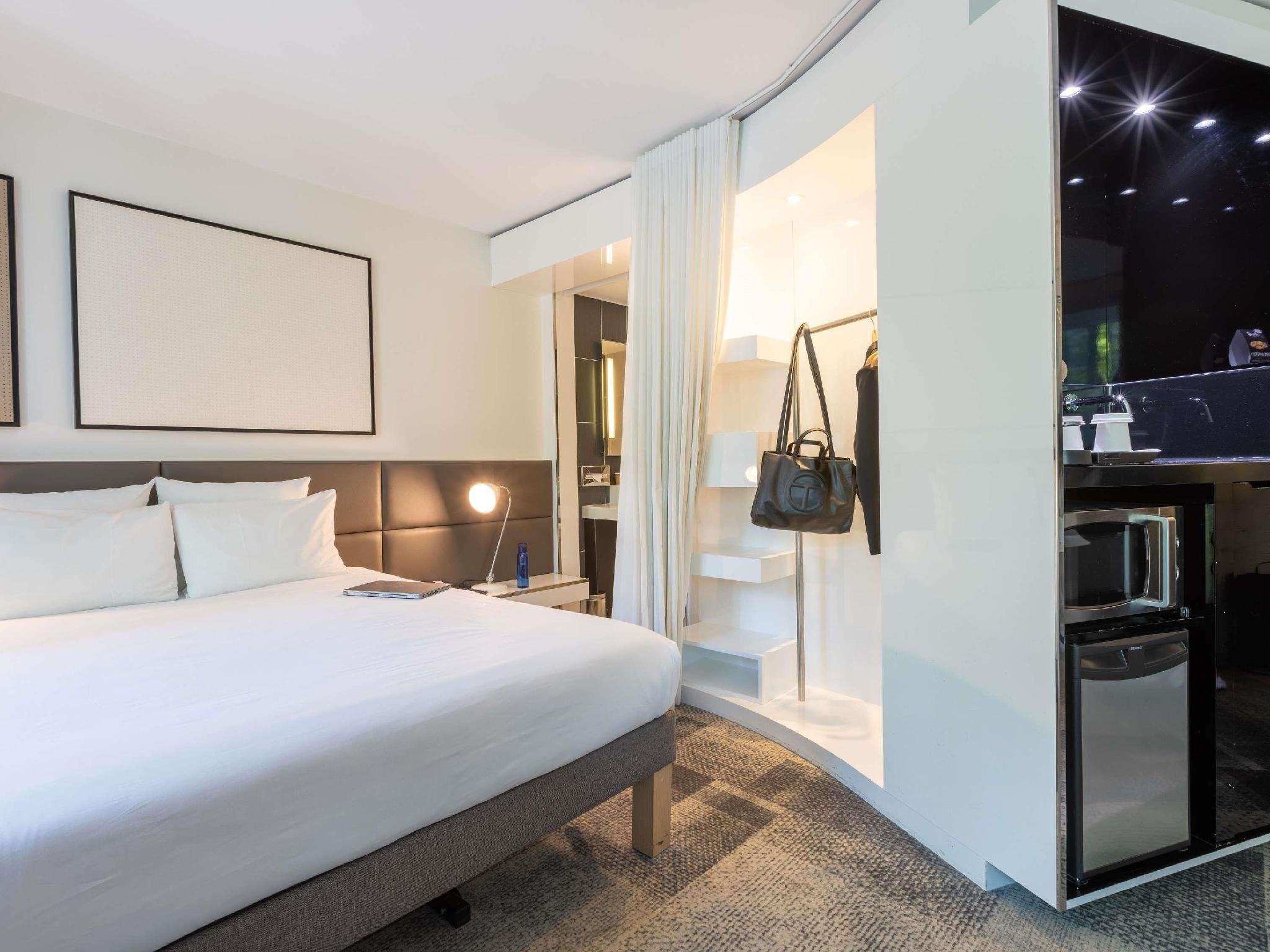 Novotel Suites Paris Expo Porte de Versailles Superior Suite - queen-size bed with 1 couch