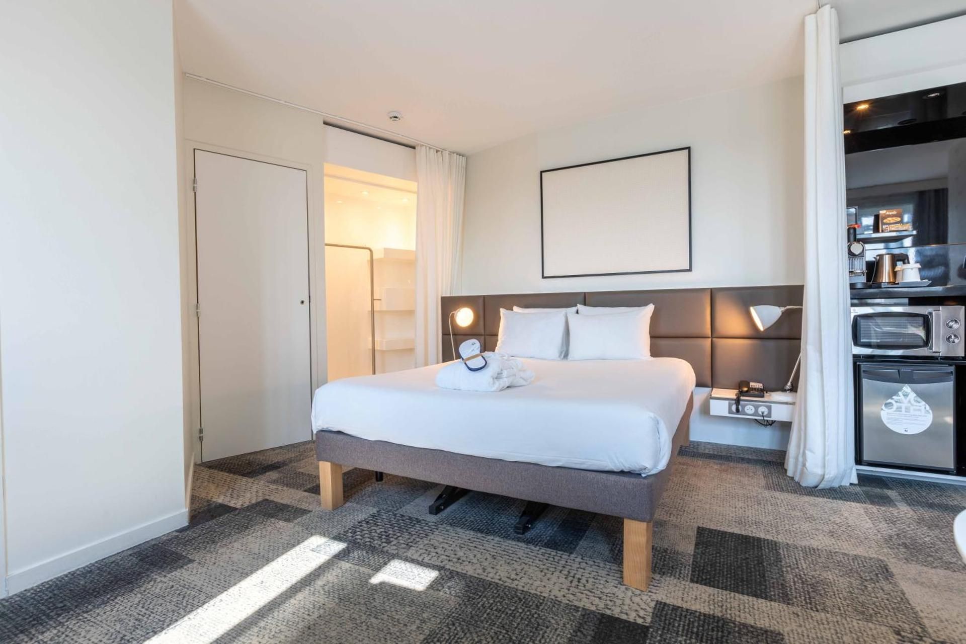 Executive Suite - queen-size bed and 1 couch