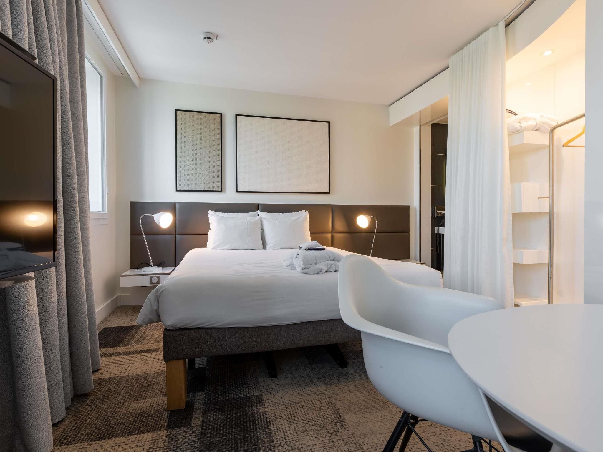 Novotel Suites Paris Expo Porte de Versailles Superior Suite - queen-size bed with 1 couch 2