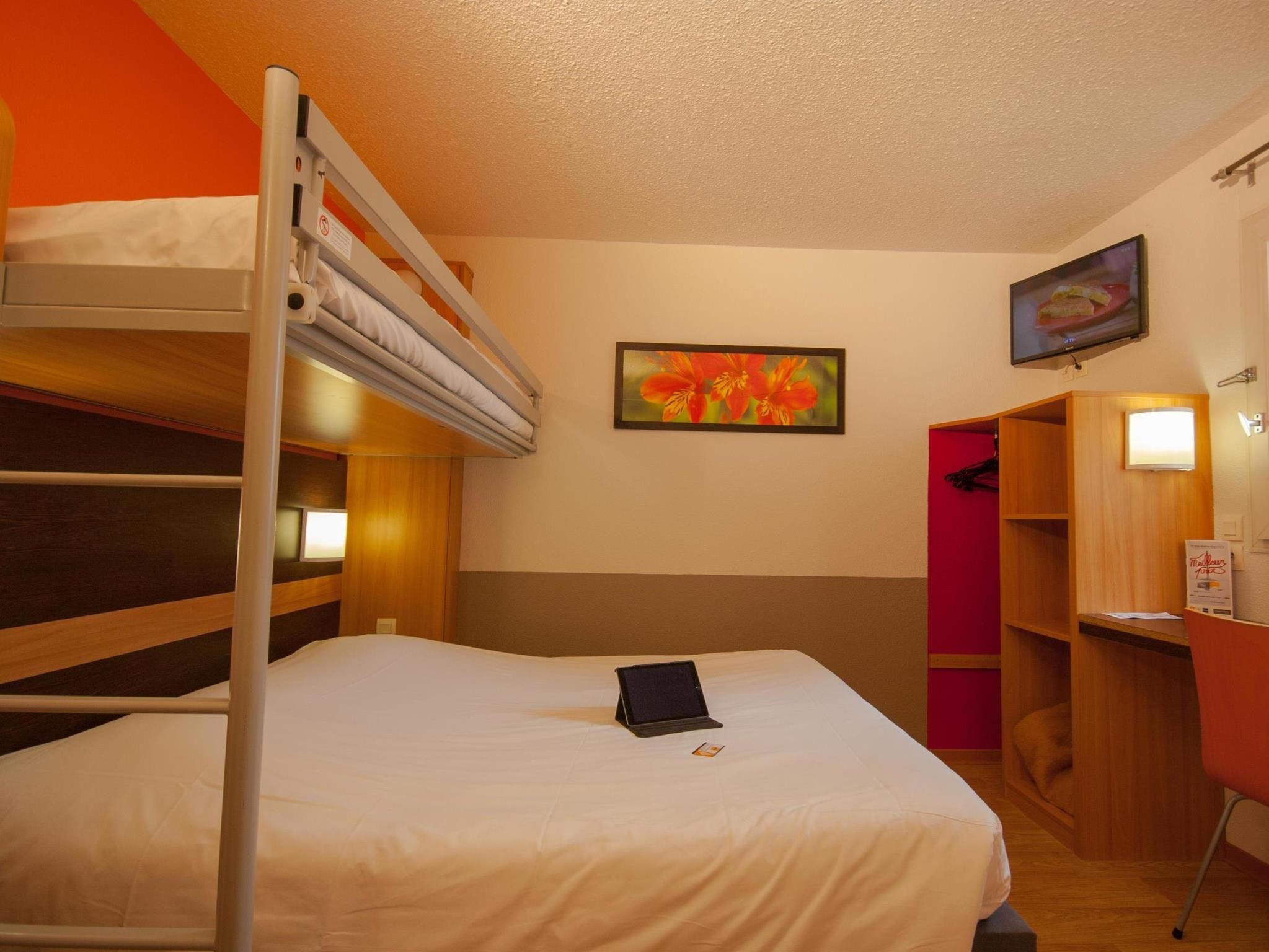 Triple Room (1 Double Bed + 1 Single Bed)