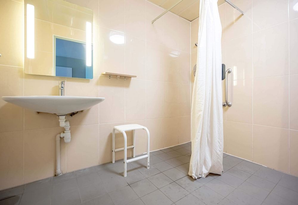 B&B HOTEL Hyères Double Room, Accessible, Non Smoking 6