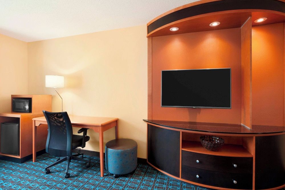 Fairfield by Marriott Inn & Suites Lansing West Executive Suite, 1 King Bed with Sofa bed 3