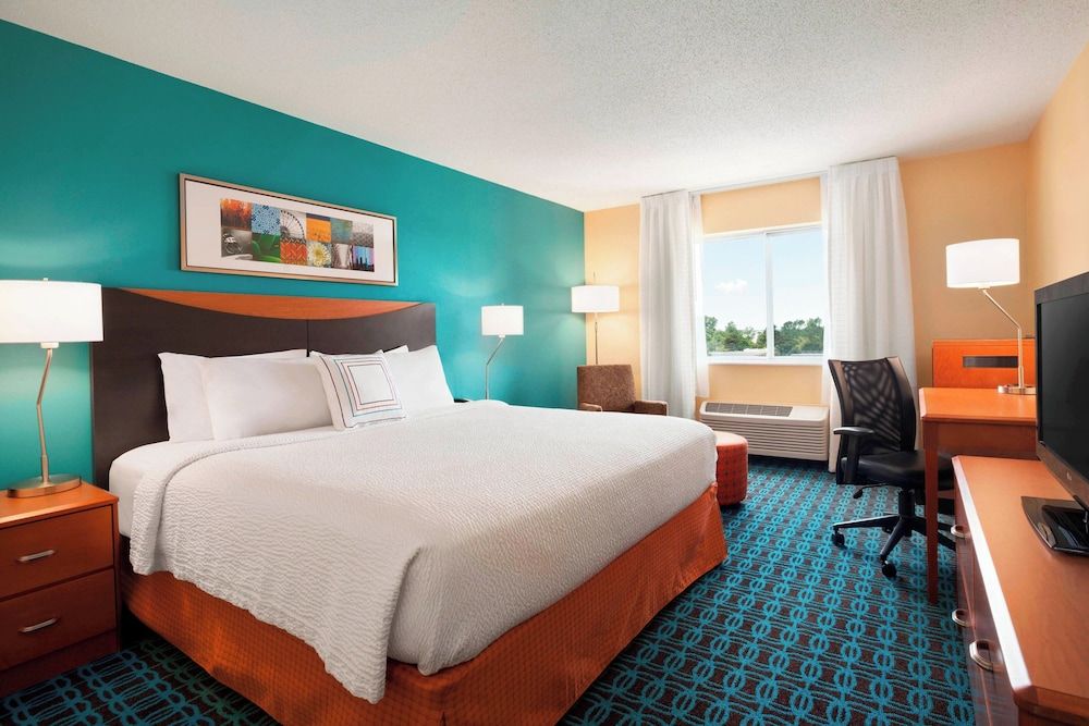 Fairfield by Marriott Inn & Suites Lansing West Room, 1 King Bed (Mobility/Hearing Access, Roll-In Shwr) 2