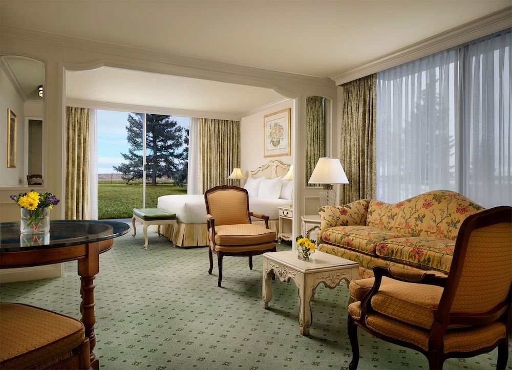 Little America Hotel Deluxe Room, 1 King Bed 3