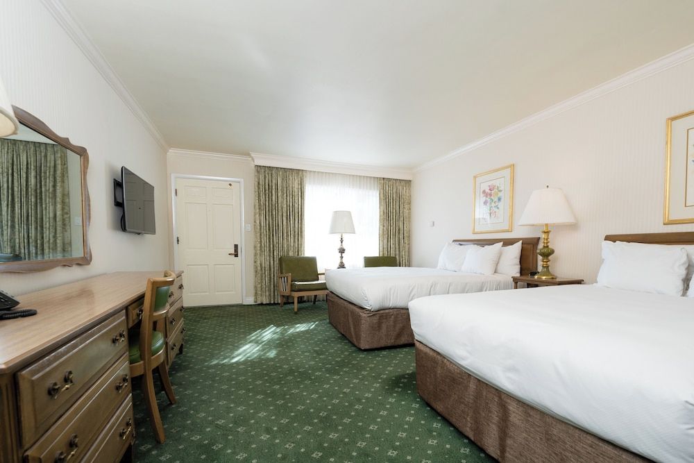 Little America Hotel Deluxe Room, 2 Queen Beds 6