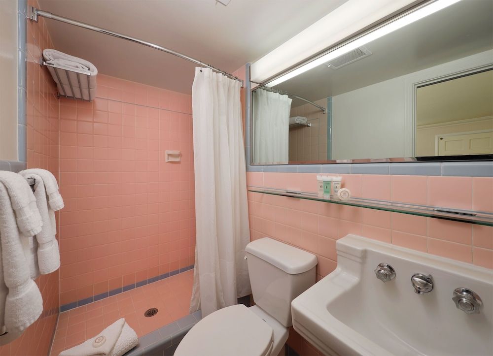 Little America Hotel Deluxe Room, 2 Queen Beds 8