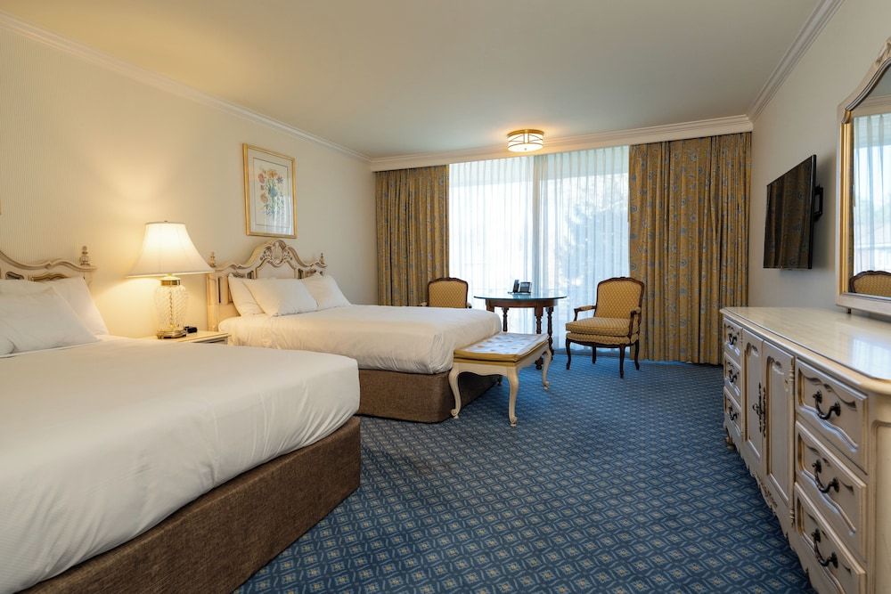 Little America Hotel Deluxe Room, 2 Queen Beds 5