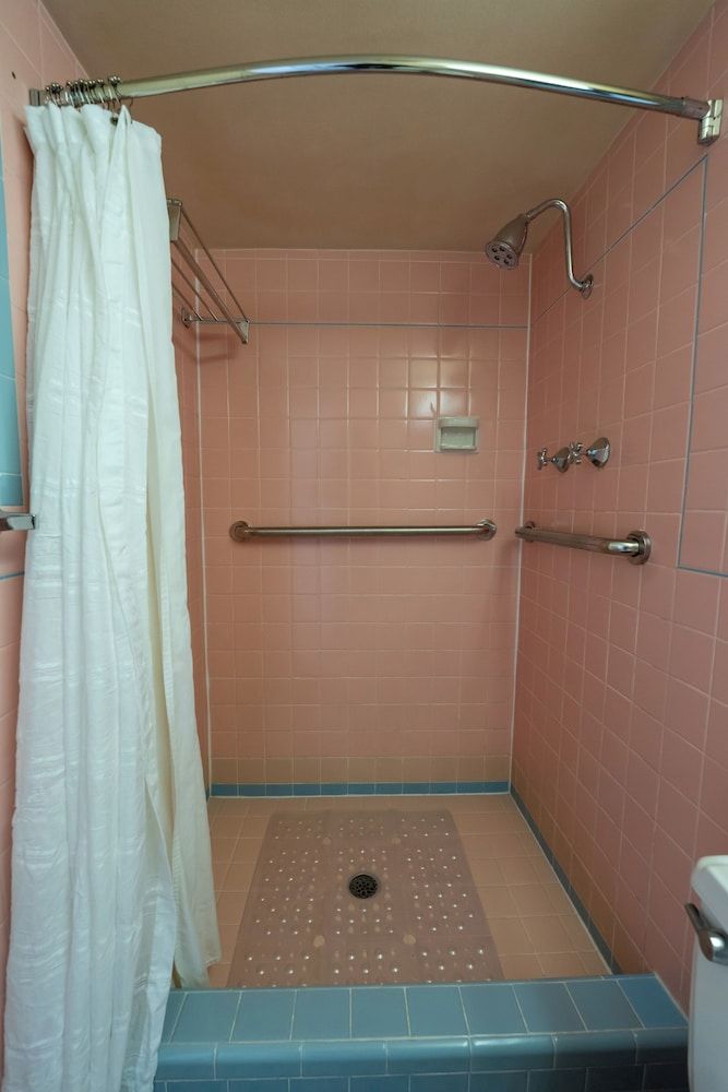 Little America Hotel Deluxe Room, 2 Queen Beds 10