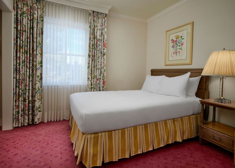 Little America Hotel Deluxe Room, 2 Queen Beds 3