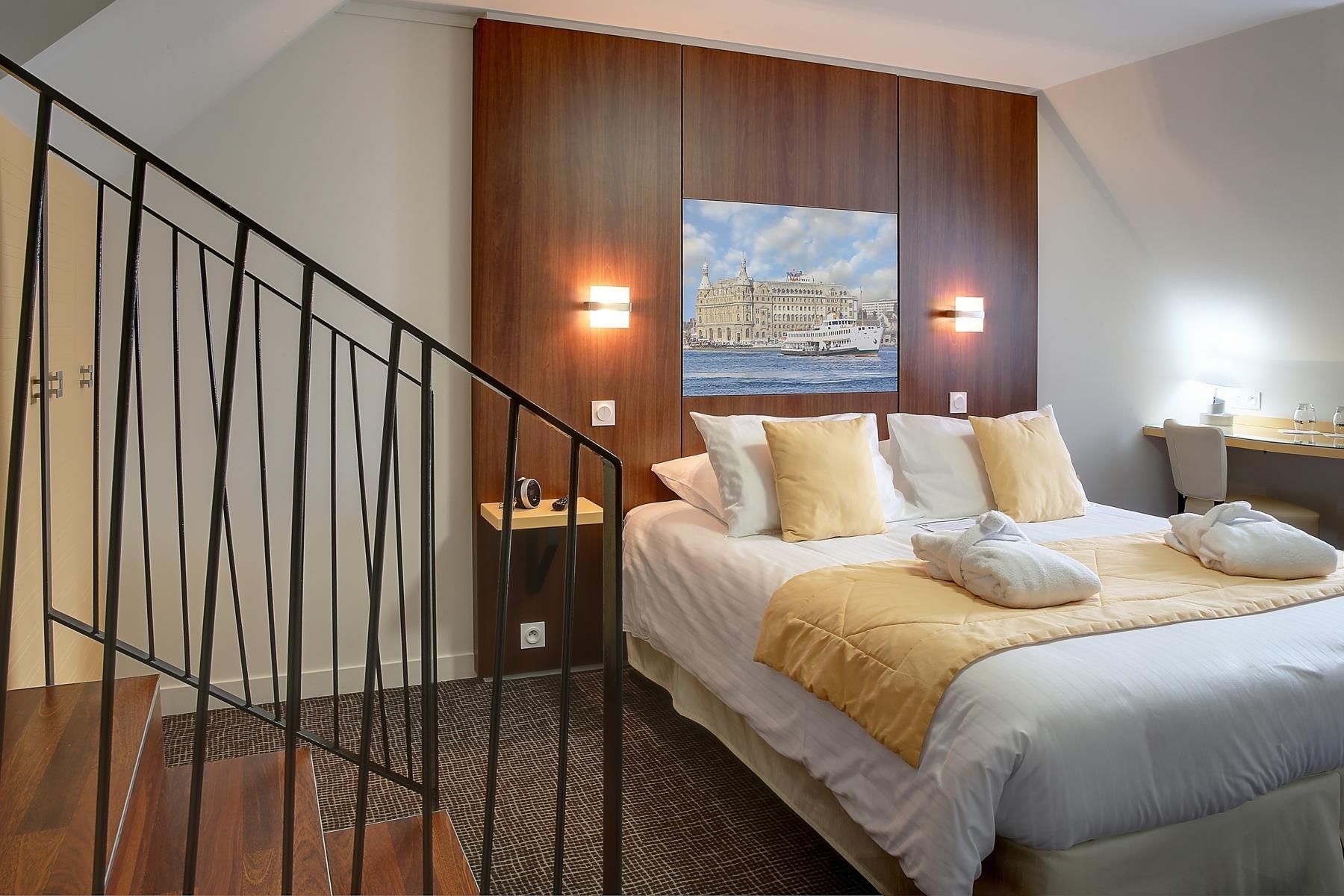 1 Queen Bed, Nonsmoking, Superior Room, Lateral Seaview, Attic Room