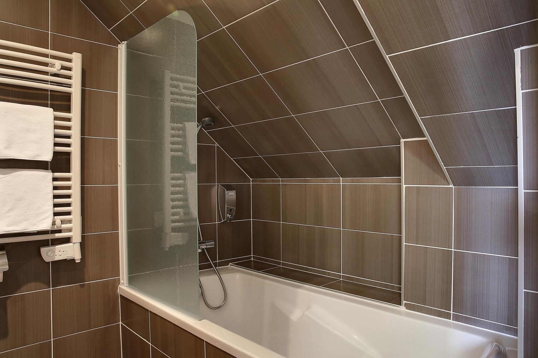 1 Queen Bed, Nonsmoking, Superior Room, Lateral Seaview, Attic Room