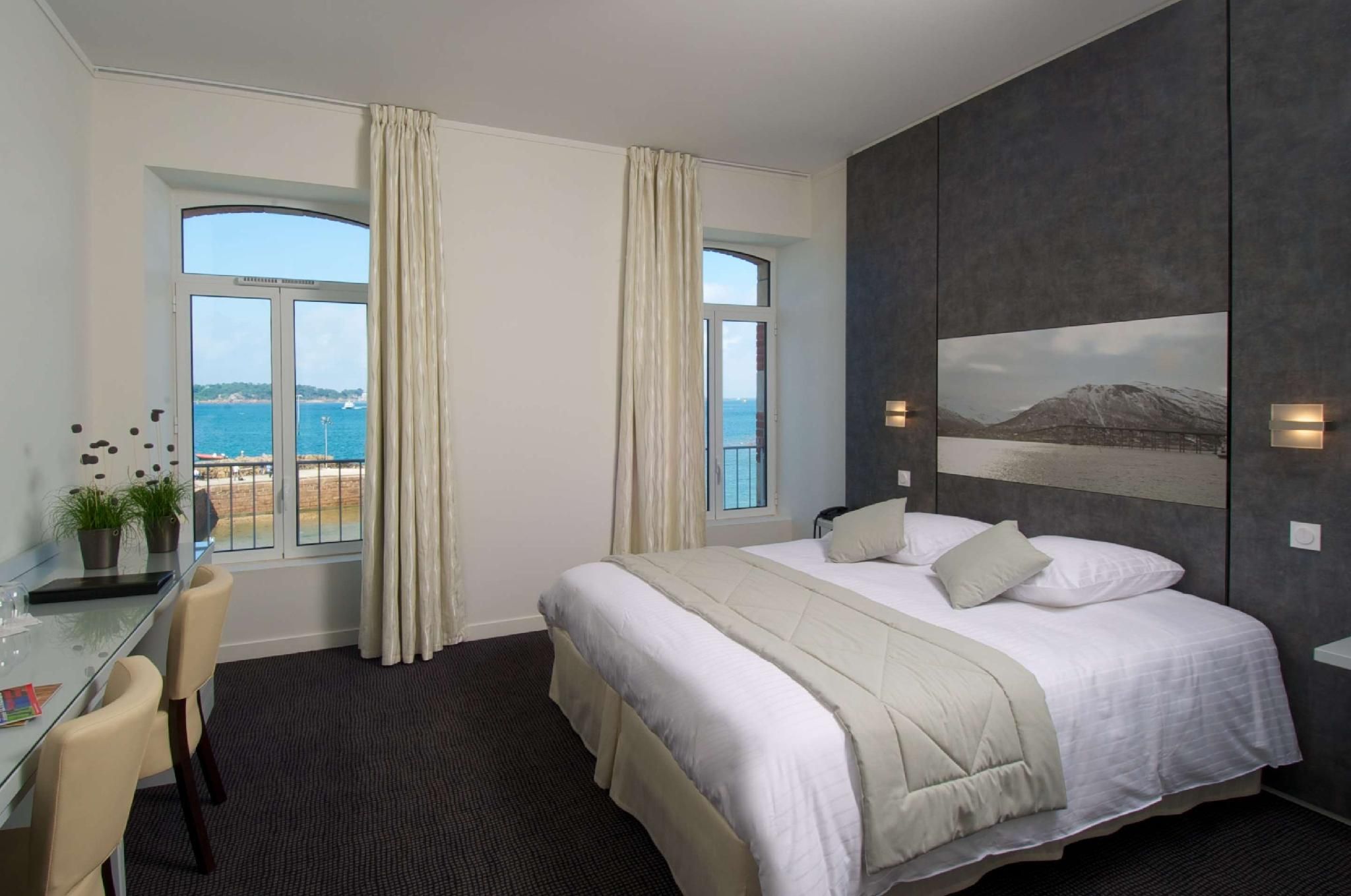 1 Queen Bed, Nonsmoking, Superior Room, Sea View, Brehat Island View