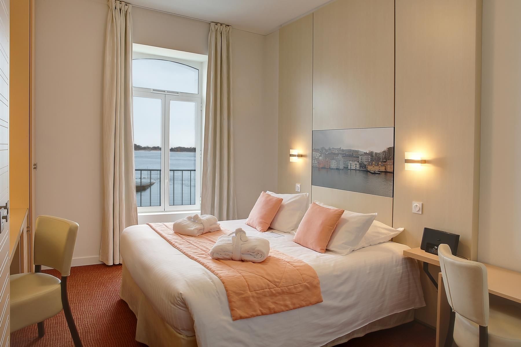 1 Queen Bed, Nonsmoking, Superior Room, Sea View, Brehat Island View