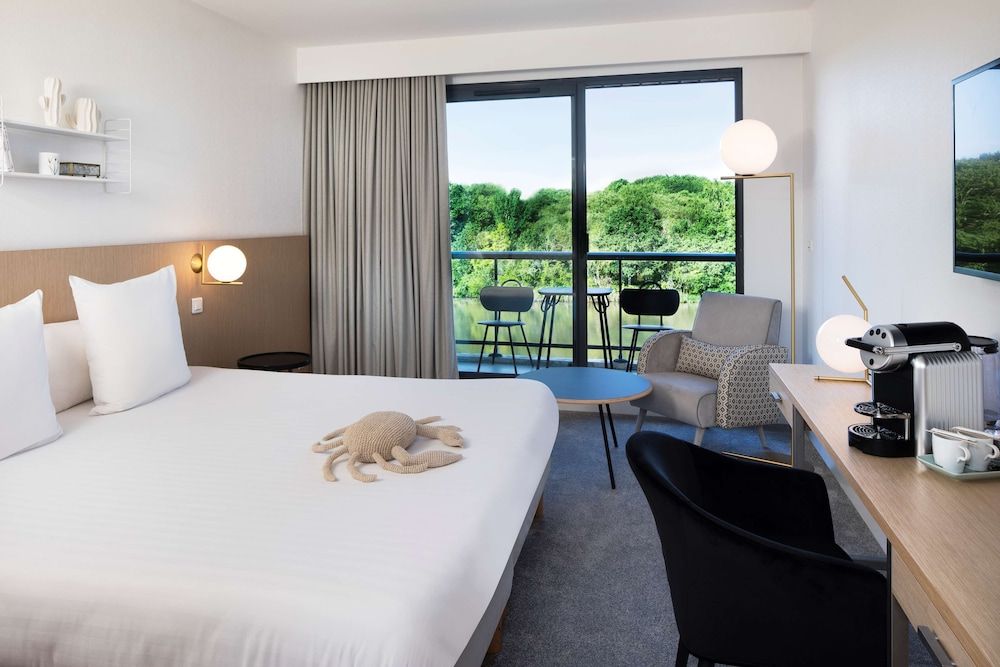 Deluxe Room, 1 Queen Bed, Lake View (Twin bed on request)