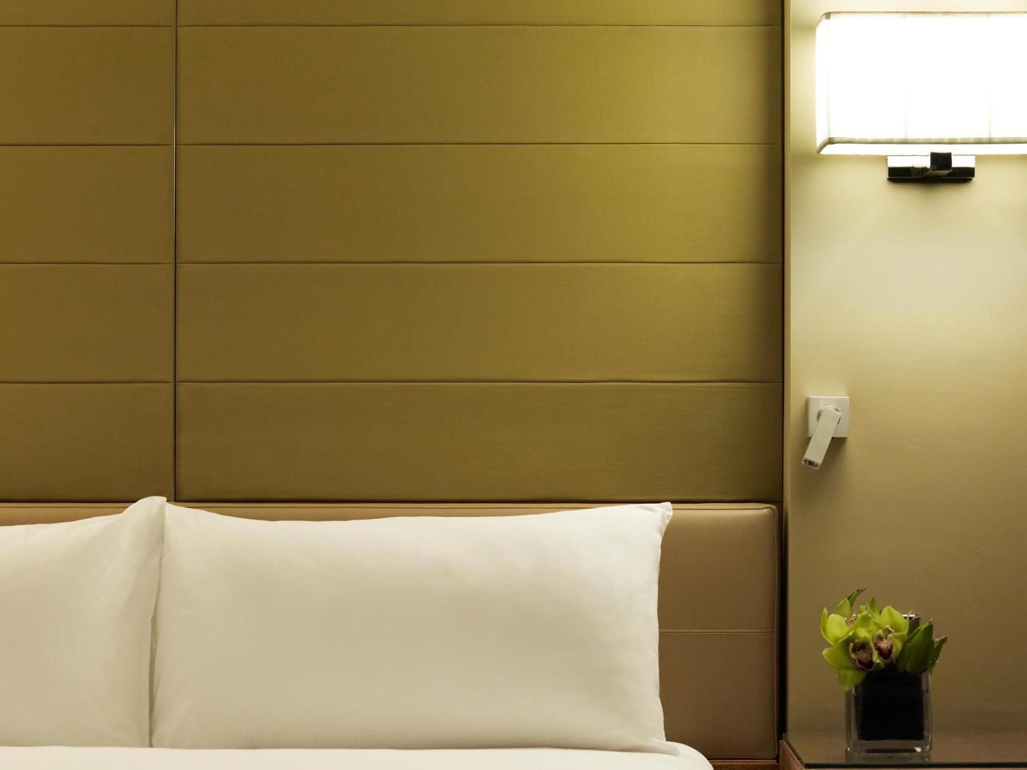 1 King Bed With Club Access