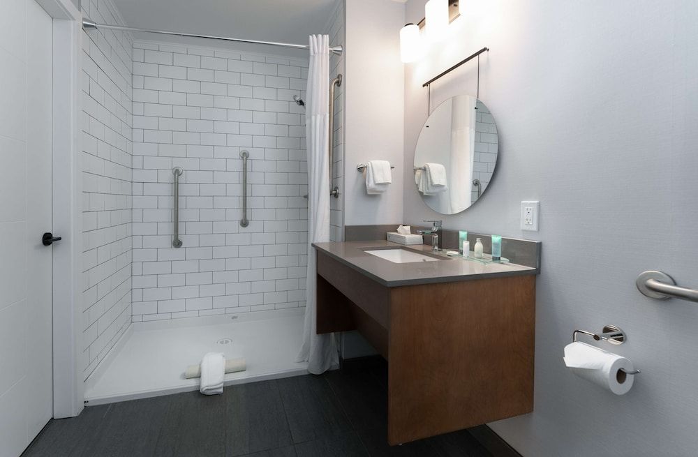 Prestige Kamloops Hotel, WorldHotels Crafted Standard Room, 1 Queen Bed, Accessible, Non Smoking 4