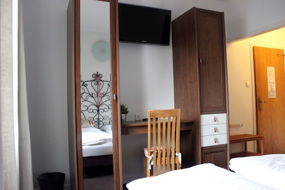 Hôtel La Maison Rouge Double or Twin Room 9