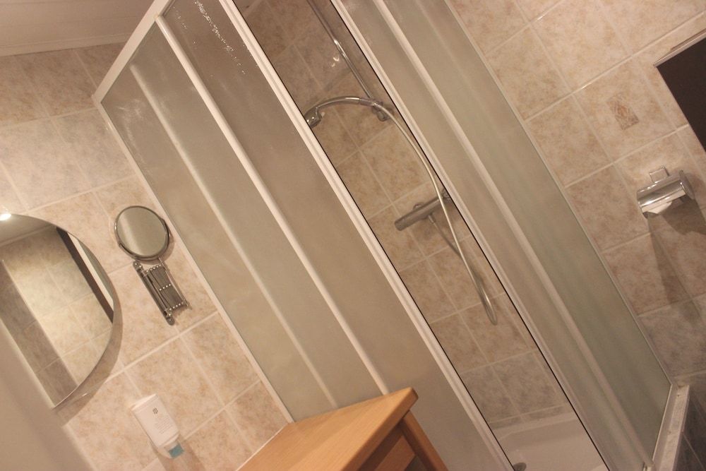 Hôtel La Maison Rouge Family Triple Room 4