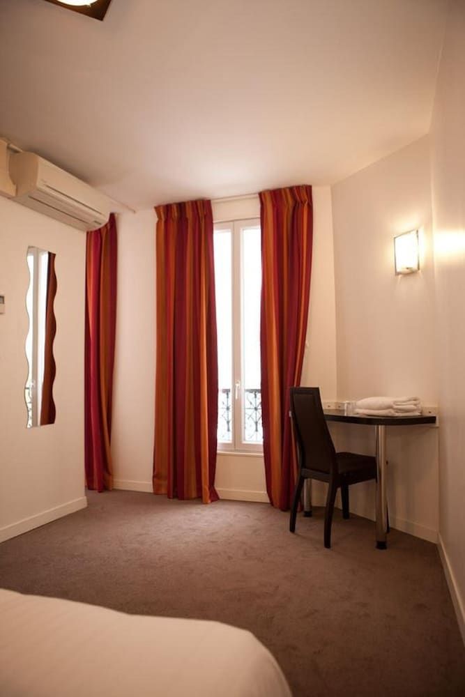 Royal Wagram Classic Room 8