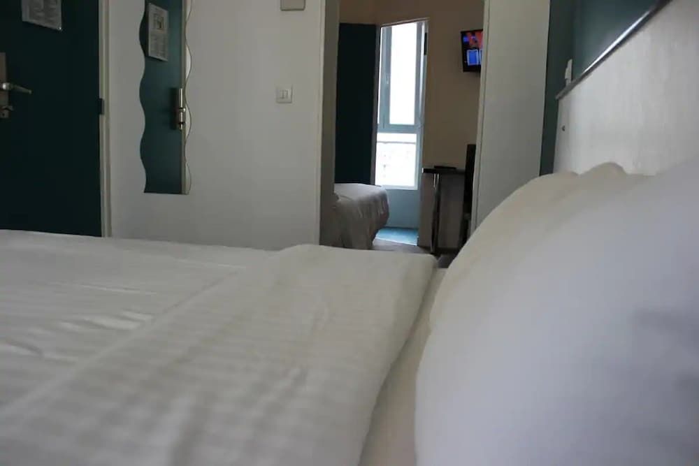 Royal Wagram Classic Room 6