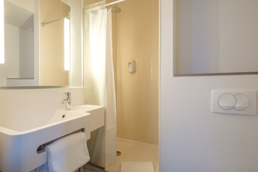 B&B HOTEL LILLE Tourcoing Centre Triple Room, Non Smoking 5