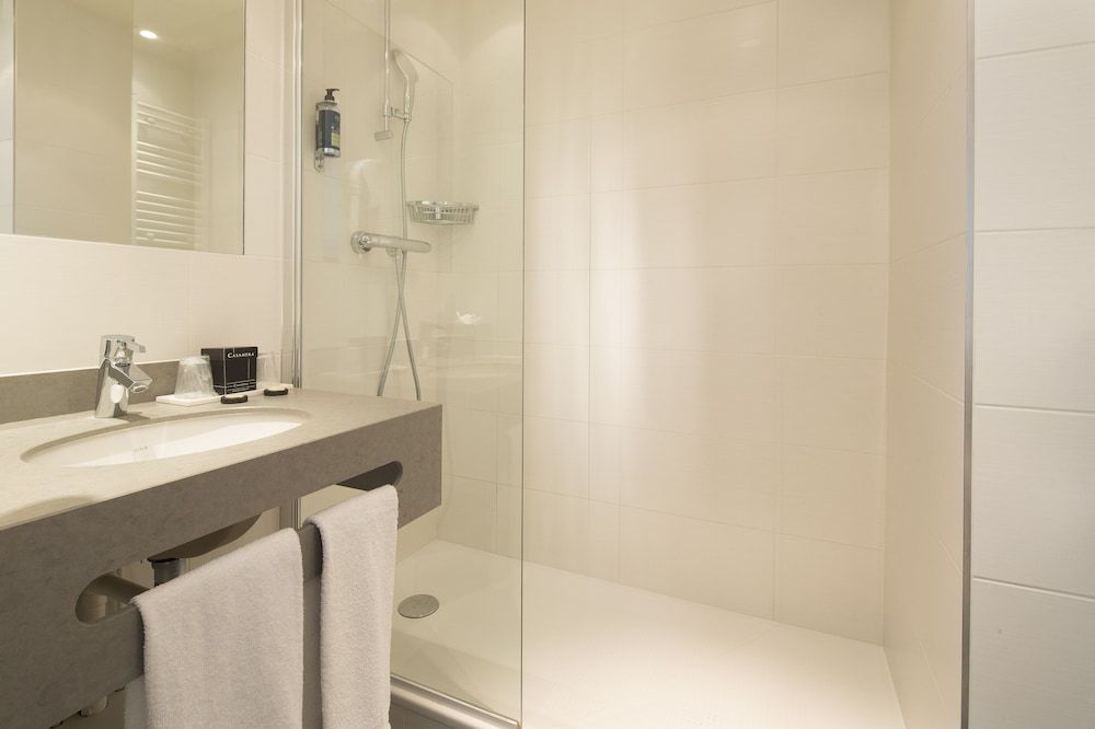 Hotel Albert 1er Paris Lafayette Triple Room 8
