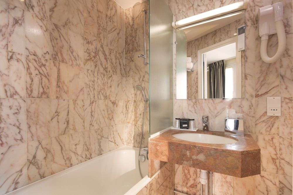 Hotel Albert 1er Paris Lafayette Double Room 10