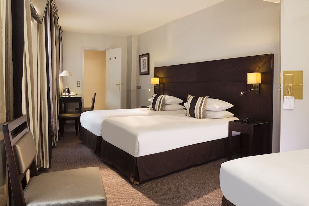 Hotel Albert 1er Paris Lafayette Triple Room 4