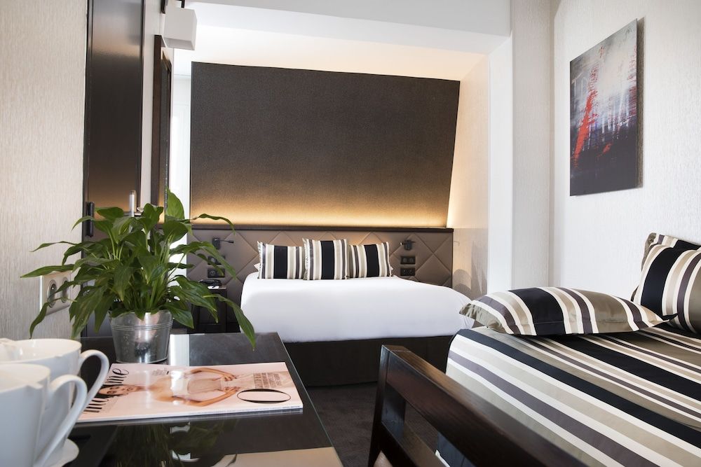 Hotel Albert 1er Paris Lafayette Triple Room 5