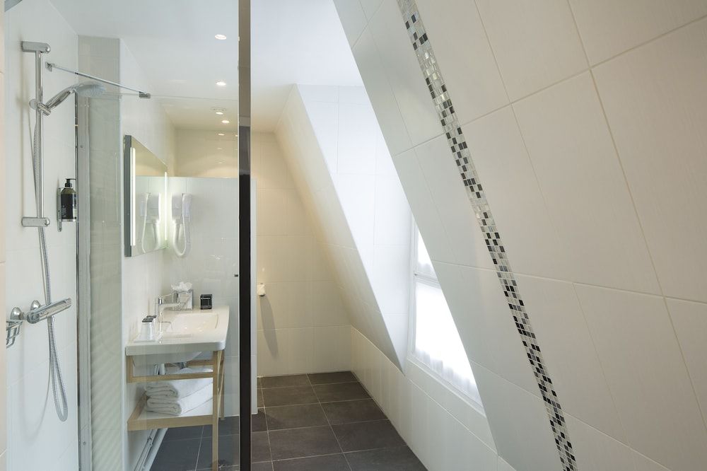 Hotel Albert 1er Paris Lafayette Triple Room 7