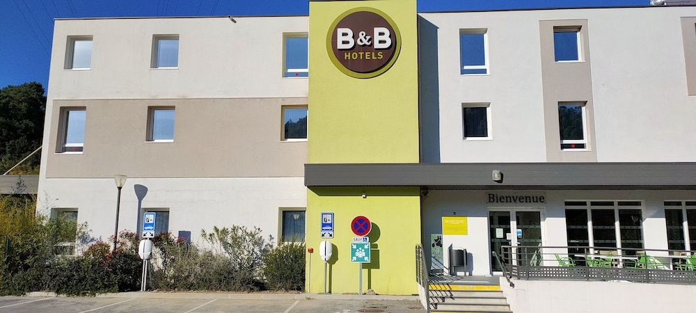 Electric vehicle charging station