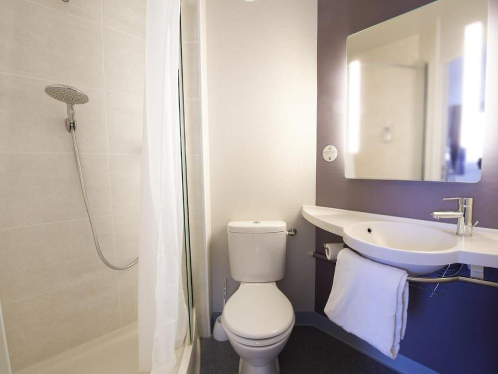 B&B HOTEL Clermont-Ferrand Gerzat 1 Quadruple Room, Non Smoking 7