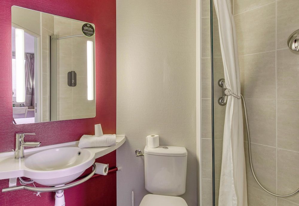 B&B HOTEL Clermont-Ferrand Gerzat 1 Quadruple Room, Non Smoking 8