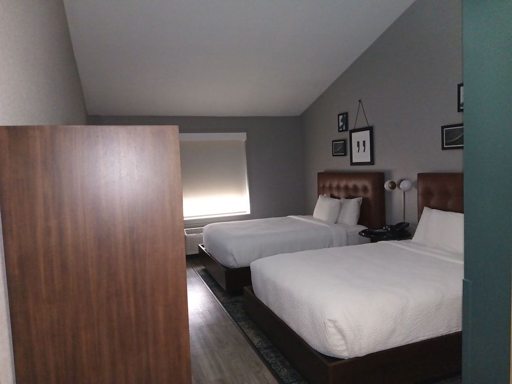 Room, 2 Queen Beds (Mobility/Hearing Accessible, Tub)