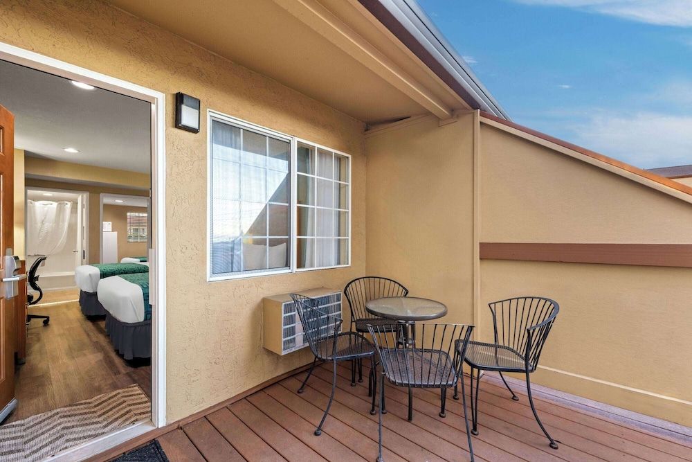 undefined Howard Johnson by Wyndham Santa Cruz 10