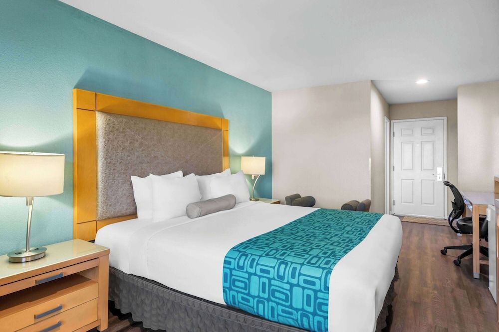 undefined Howard Johnson by Wyndham Santa Cruz 5