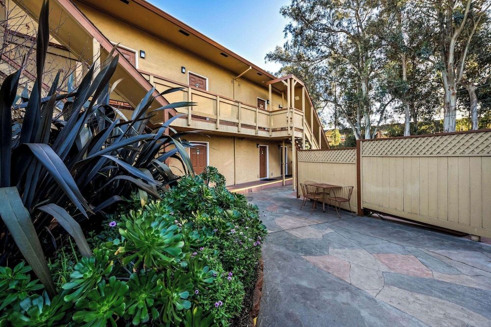 undefined Howard Johnson by Wyndham Santa Cruz 2