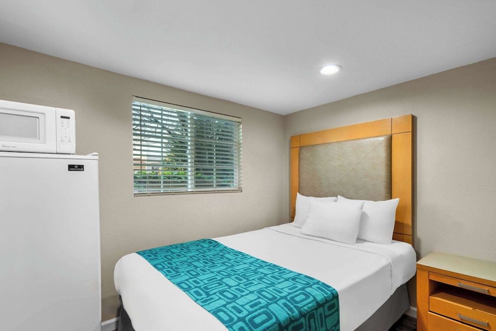 undefined Howard Johnson by Wyndham Santa Cruz 9