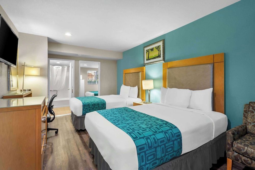 undefined Howard Johnson by Wyndham Santa Cruz 8