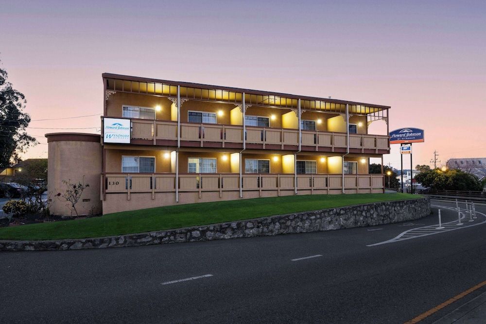 undefined Howard Johnson by Wyndham Santa Cruz 5