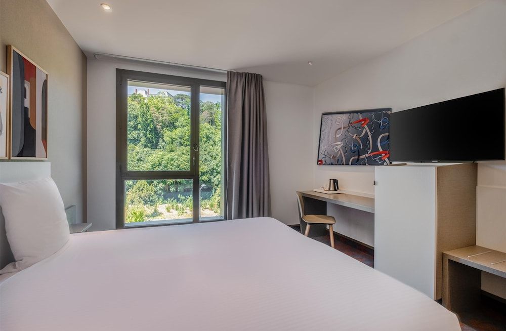 Spark by Hilton Lyon Park Saone Room, 1 King Bed