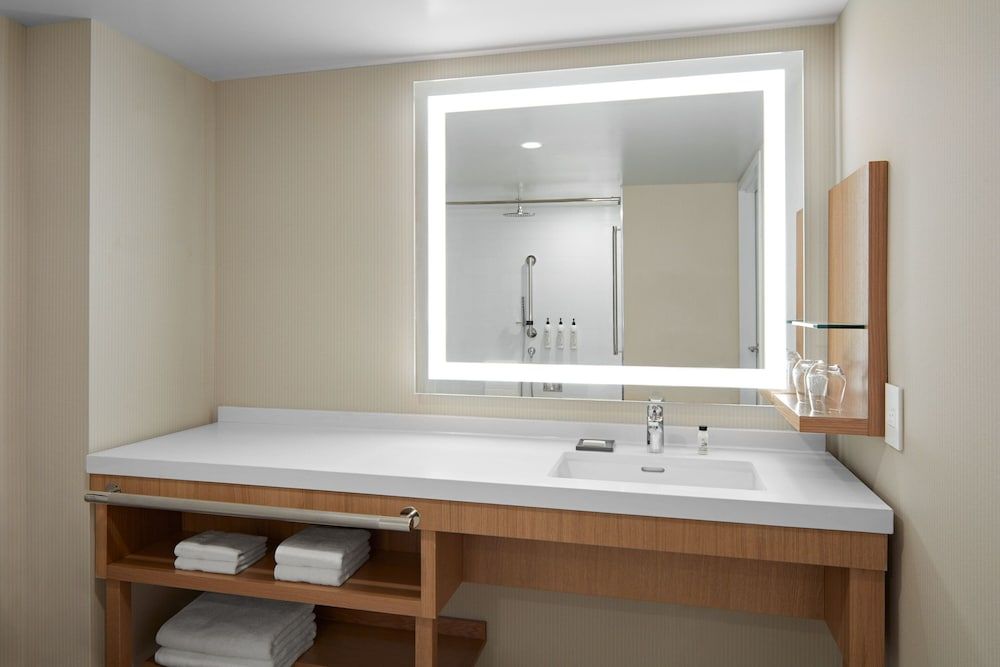 Delta Hotels by Marriott Calgary Airport In-Terminal Room, 1 King Bed, Non Smoking 7