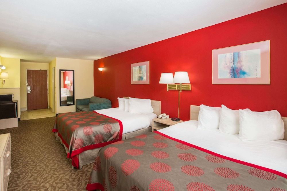 Deluxe Room, Non Smoking (3 Queen Beds)