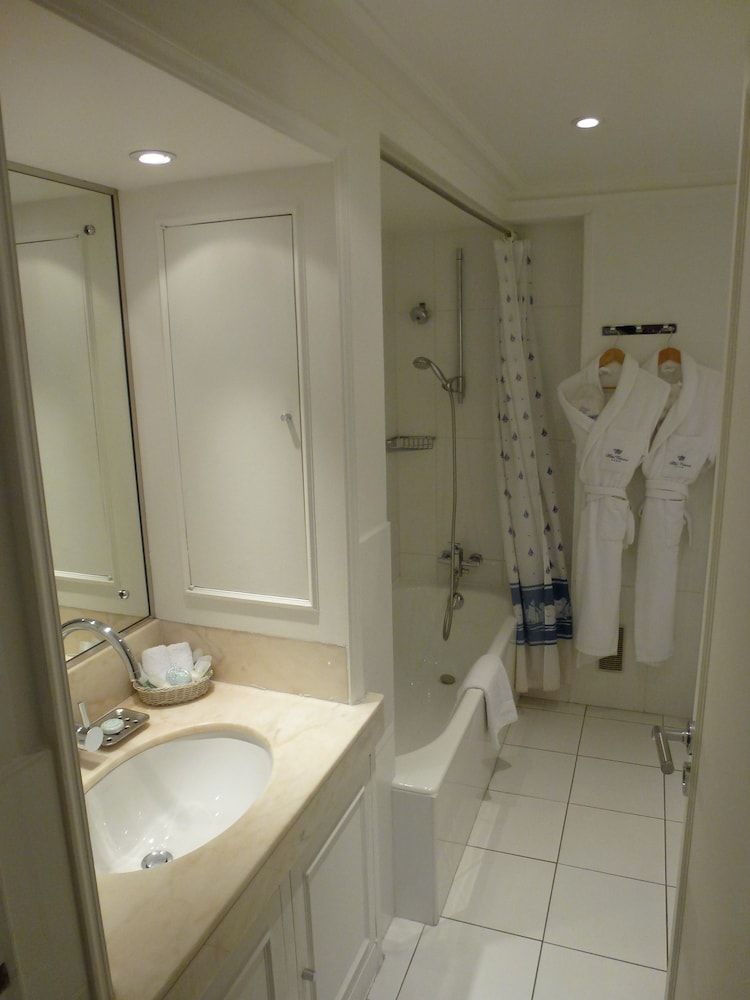 Hotel Victoria Comfort Room, City View