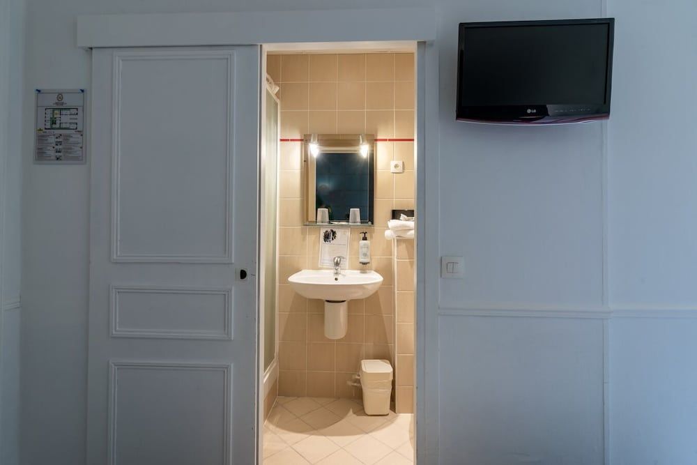 Nouvel Hôtel Paris Standard Double Room 8
