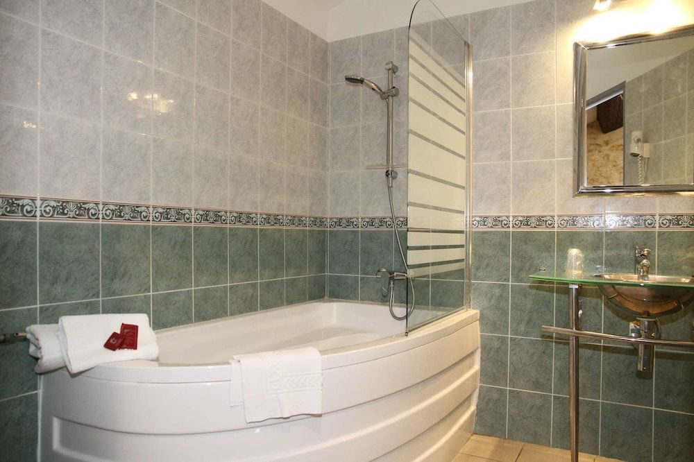 Hôtel Le Saint Germain Family Room, Bathtub 3