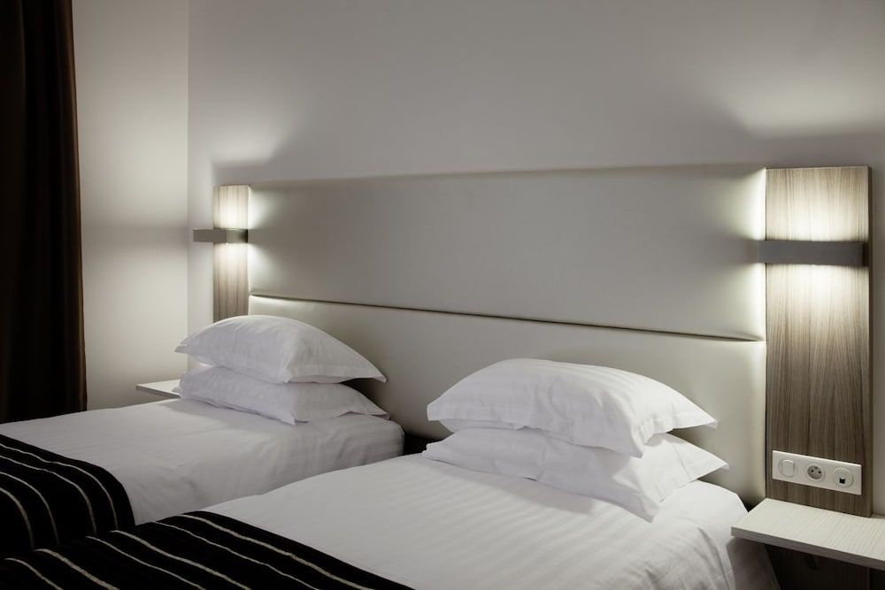 Brit Hotel de Grignan Superior Twin Room 3