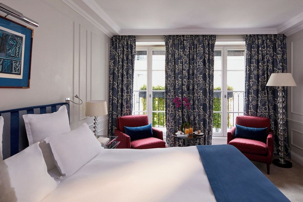 Le Burgundy Paris Classic Double Room 2