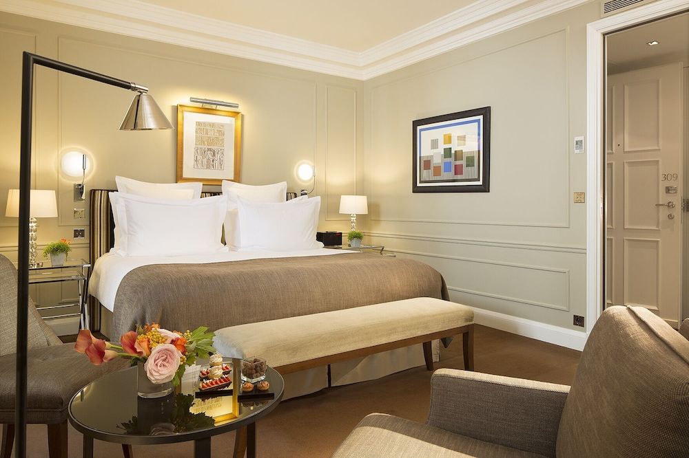 Le Burgundy Paris Deluxe Room 3