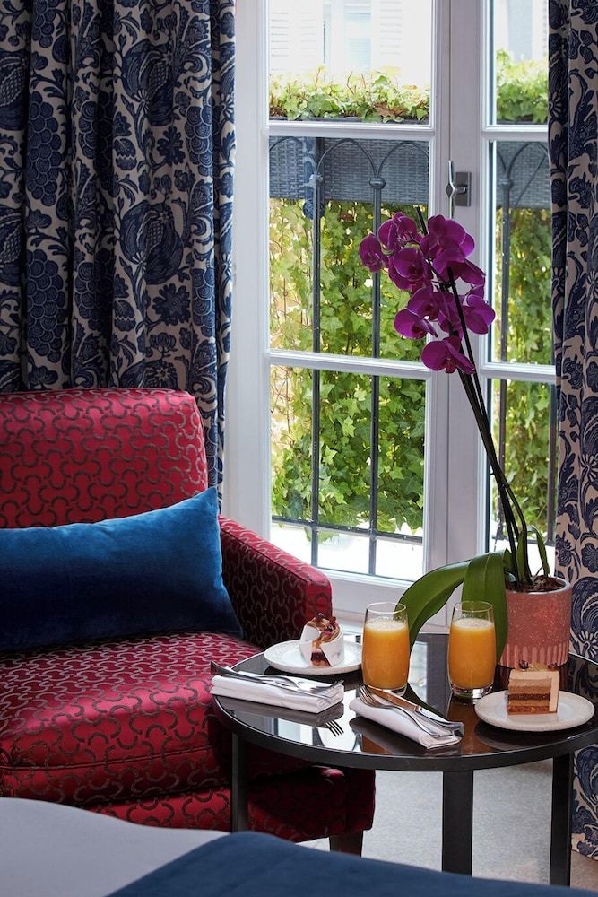 Le Burgundy Paris Classic Double Room 7